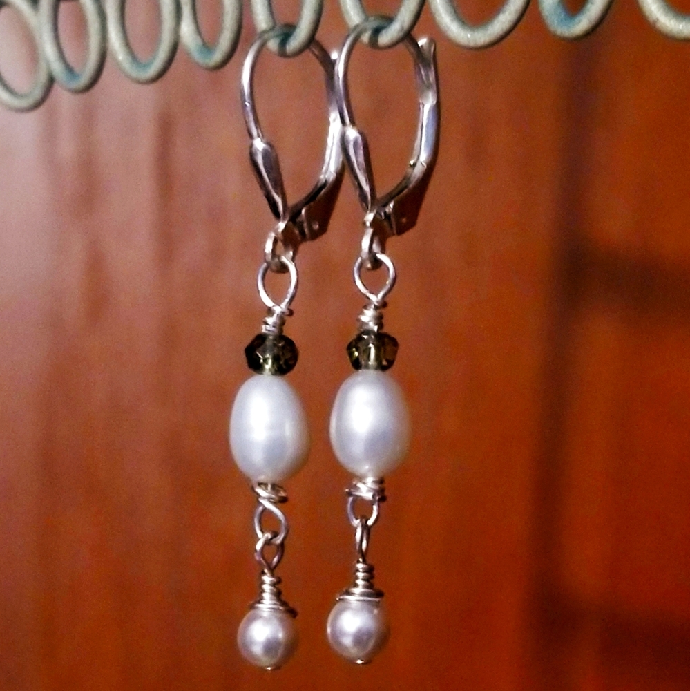 Freshwater pearl dangling earrings
